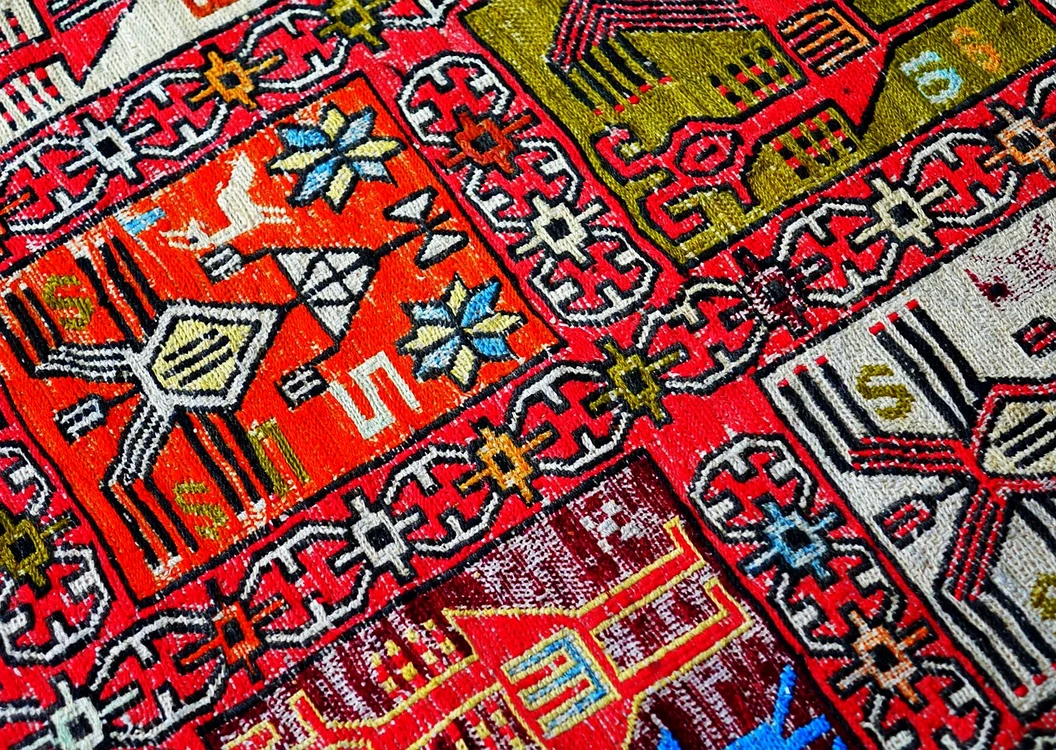 Urmele de carioci se pot îndepărta foarte ușor de pe covor / foto:  Pixabay
