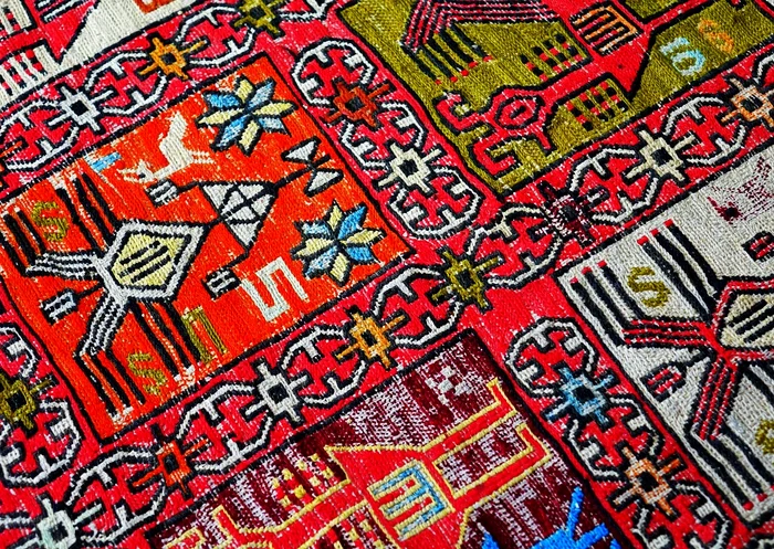 Urmele de carioci se pot îndepărta foarte ușor de pe covor / foto: Pixabay