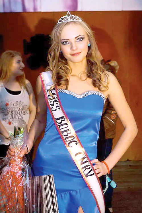 Larisa este o mică vedetă în oraşul Roman