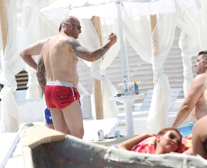 Nu a intrat în mare, dar nici nu a stat degeaba: fostul fotablist a discutat îndelung cu prietenii său