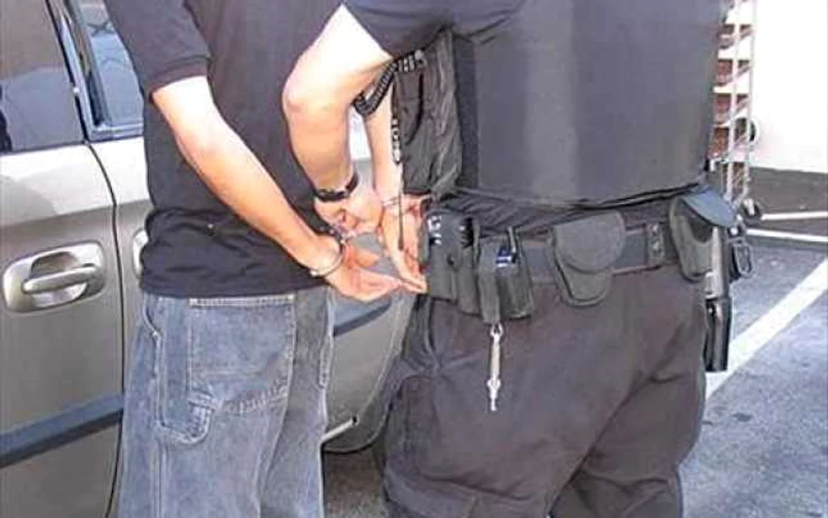 Tânărul a fost reţinut de poliţişti