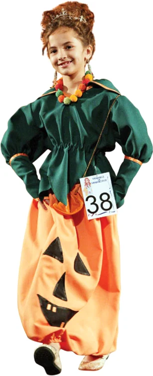 Micuţa Isabelle Girard a defilat în costum de Halloween