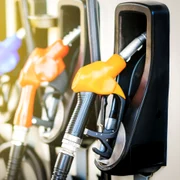 benzinarie carburanti pompa benzina foto shutterstock