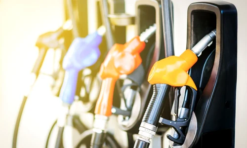 benzinarie carburanti pompa benzina foto shutterstock