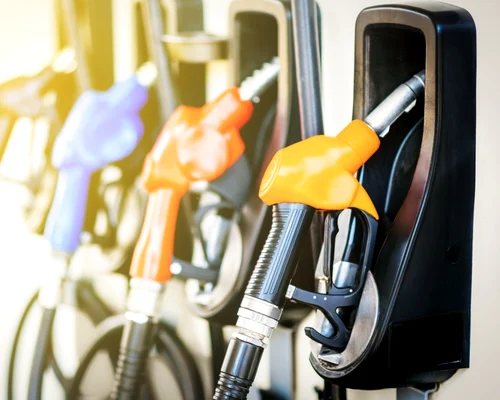 benzinarie carburanti pompa benzina foto shutterstock