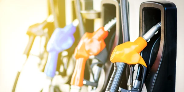 benzinarie carburanti pompa benzina foto shutterstock