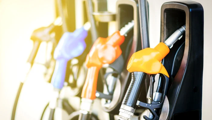 benzinarie carburanti pompa benzina foto shutterstock