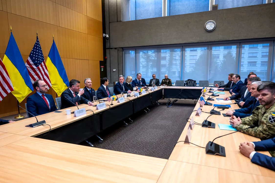 Delegațiile SUA și ale Ucraineni, în timpul negocierilor de la Geneva FOTO Profimedia 