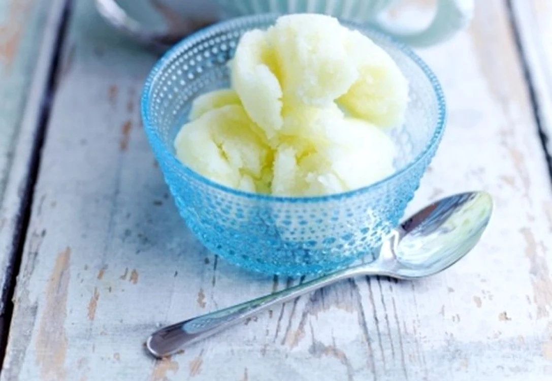 Să ne răcorim cu un delicios şi simplu desert!