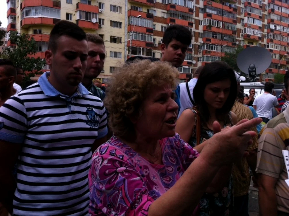 Elevii de la ”Bolintineanu” au trecut prin emoţii după ieşirea de la ultima probă a Bac-ului, când poliţiştii le-au cerut să aştepte aproape două ore în laboratoarele şcolii    FOTO: Adevărul