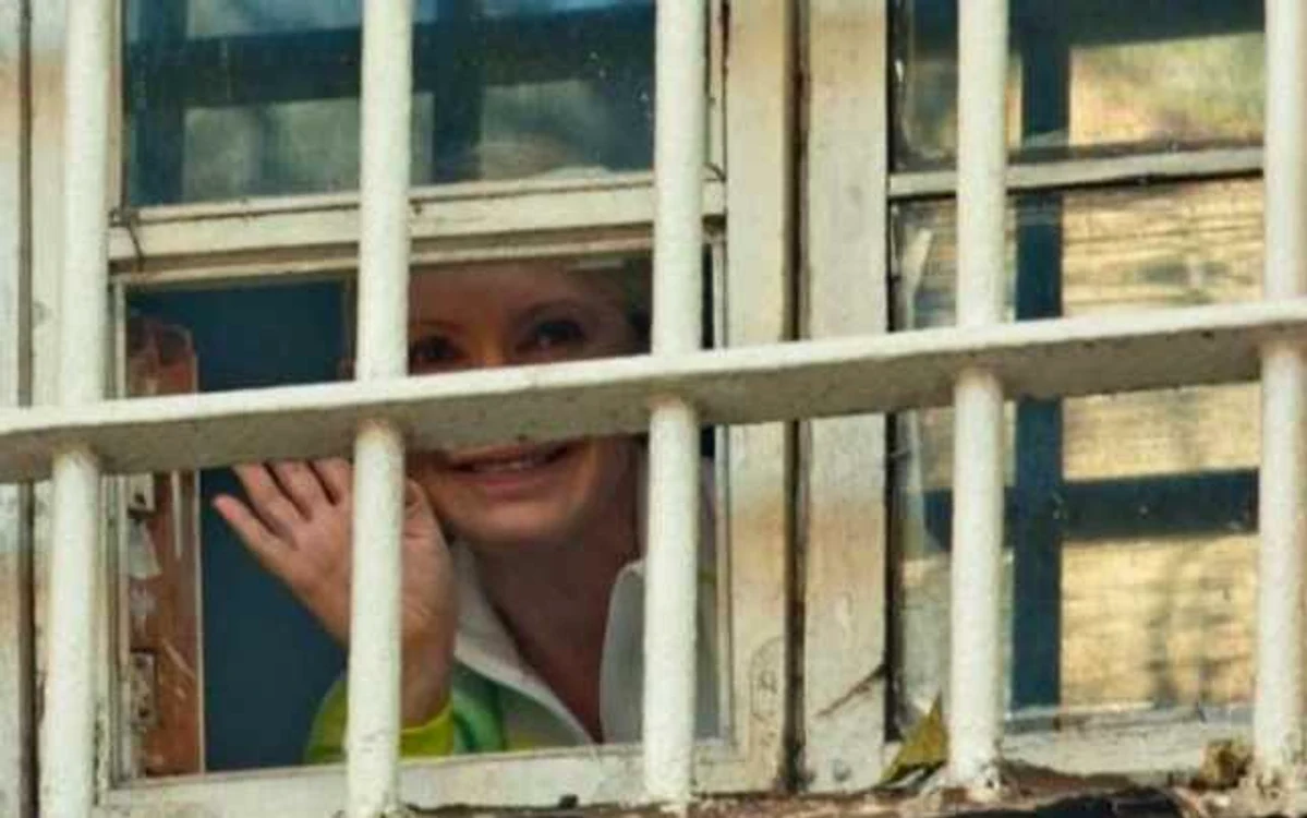 Iulia Timoşenko a fost fotografiată la fereastra închisorii unde îşi ispăşeşte pedeapsa