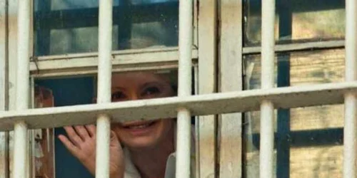 Iulia Timoşenko a fost fotografiată la fereastra închisorii unde îşi ispăşeşte pedeapsa