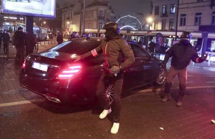 Maşina regelui Filip al Belgiei a fost lovită cu pietre la un protest faţă de moartea unui bărbat de culoare FOTO EPA-EFE