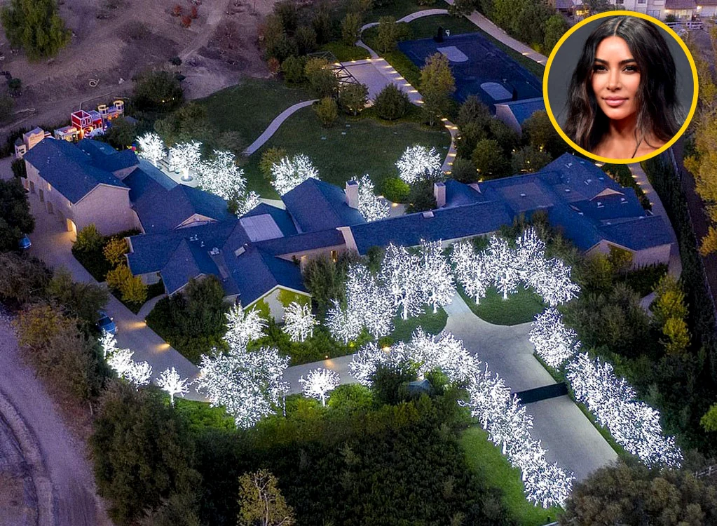 Jessica Simpson are luminiţe de jur împrejurul tavanului şi în copaci