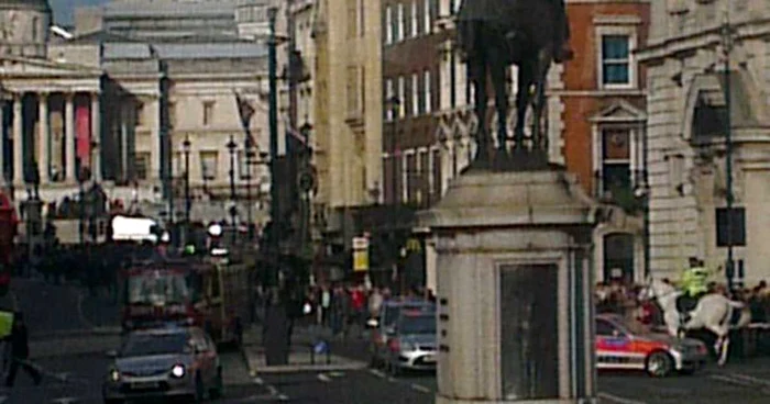 Bărbatul a renunţat la haine abia după ce s-a urcat pe statuie FOTO Twitter