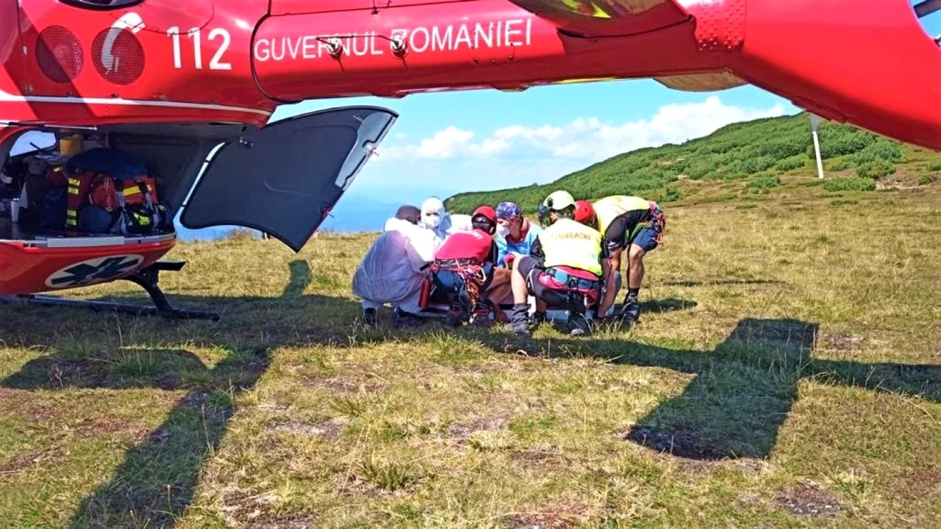 Pacientul a fost transportat cu elicopterul la un spital din Iaşi FOTO Salvamont Neamţ