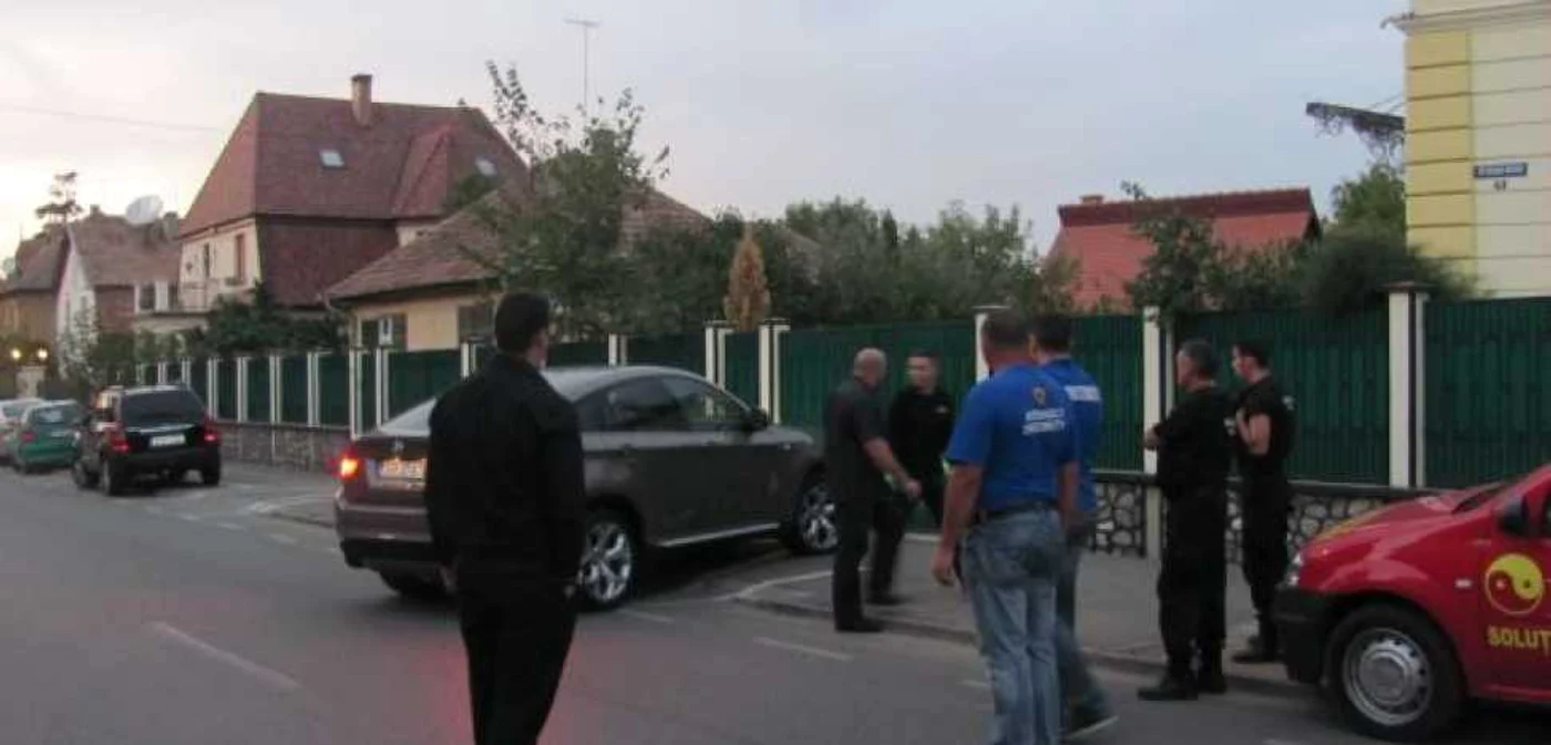 Ilie Carabulea, flancat de bodyguarzi la sosirea acasa din inchisoare