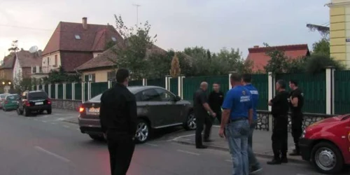 Ilie Carabulea, flancat de bodyguarzi la sosirea acasa din inchisoare