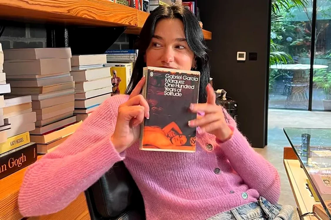 Unul dintre marile romane pe care Dua Lipa le recomandă FOTO Instagram/Service 95