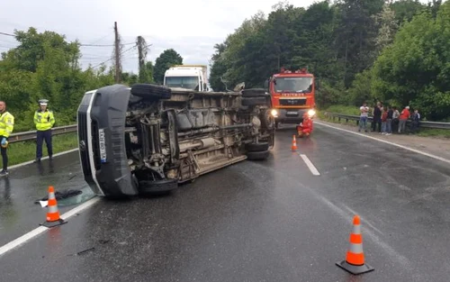 Accidentul de pe DN 7 - E 81  Bujoreni - Vâlcea microbuz plin cu pasageri răsturnat Foto Adevărul