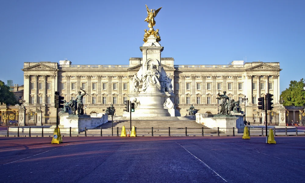 De ce familia regală britanică evită Palatul Buckingham. Motivul mai puțin cunoscut