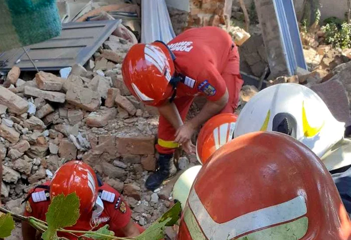 Două persoane au fost prinse sub dărâmături, în DoljFoto: ISU Dolj