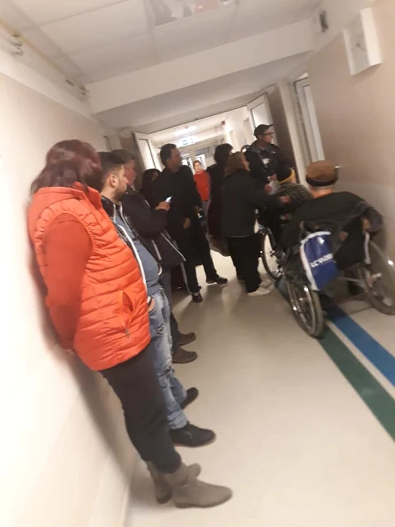 Cozile de la Unitatea de Primiri Urgenţe a Spitalului Judeţean Vâlcea, atât înainte de pandemie ca în cazul de faţă cât şi după, au generat multe discuţii între pacienţi şi medici Foto AZI
