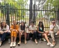 Mara Bănică, alături de alți părinți, pe gardul școlii, în așteptarea copiilor