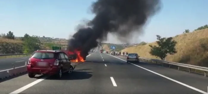 O mașină care a fost implicată într-un accident pe Autostrada Soarelui a luat foc Foto: Captură Video