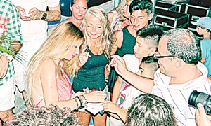 Solista a cântat în  faţa a zeci de turci  şi a dat şi autografe jpeg