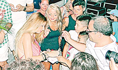 Solista a cântat în  faţa a zeci de turci  şi a dat şi autografe jpeg