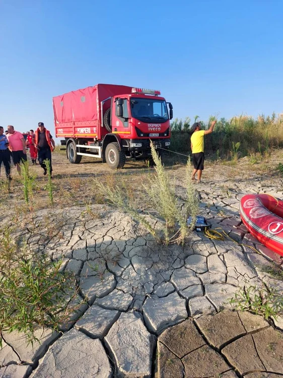 Mai multe echipaje au intervenit pentru a-i căuta pe tinerii înecaţi în Siret