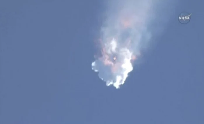 Racheta SpaceX a explodat la circa două minute de la lansare. Foto captura NASA TV