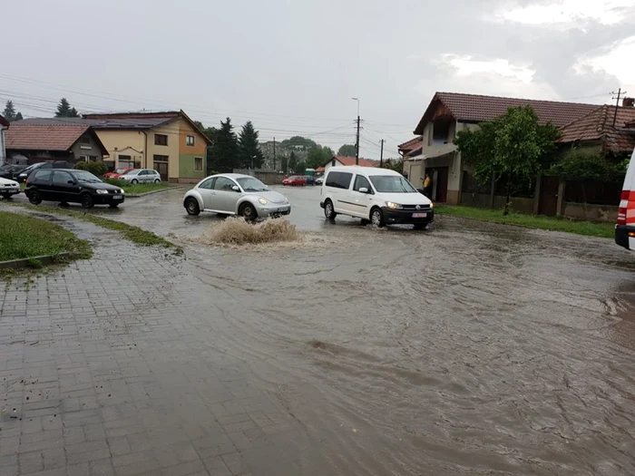 Inundaţii pe străzi din Alba Iulia,