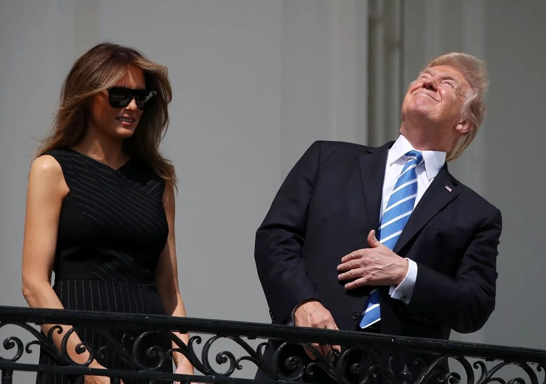 
    Donald Trump și-ar fi pus ochelarii de protecție la îndemnul staff-uluifoto: Getty  
