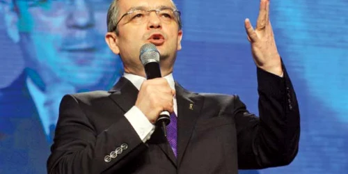 Premierul Emil Boc i-a somat pe democrat-liberali să-şi achite cotizaţiile la partid