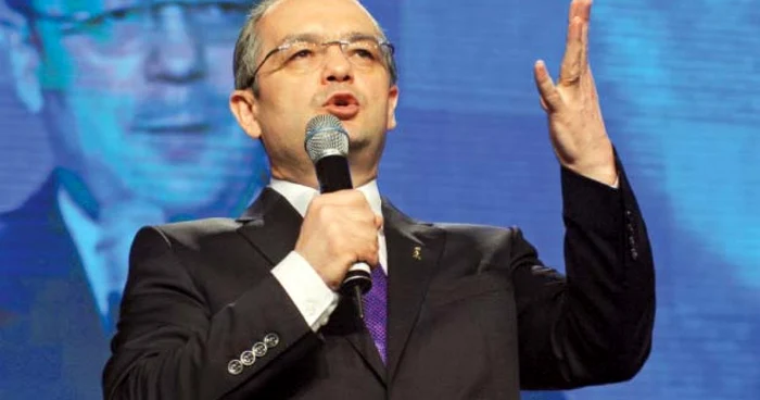 Premierul Emil Boc i-a somat pe democrat-liberali să-şi achite cotizaţiile la partid  