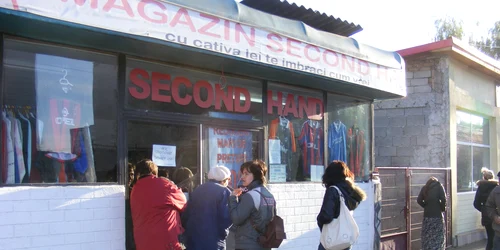 Clienţii iau cu asalt magazinele second hand de haine încă de dimineaţă
