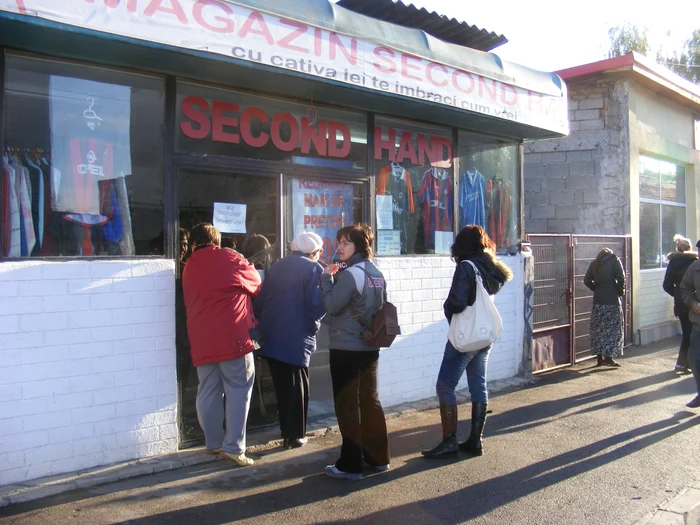 Clienţii iau cu asalt magazinele second hand de haine încă de dimineaţă