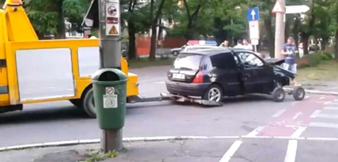 Tânărul a intrat cu maşina într-un gard