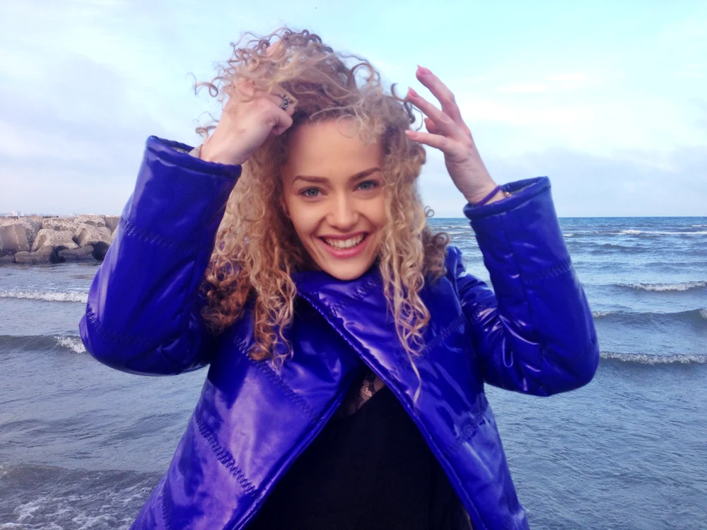 
    Alexia la pomul de Crăciun  