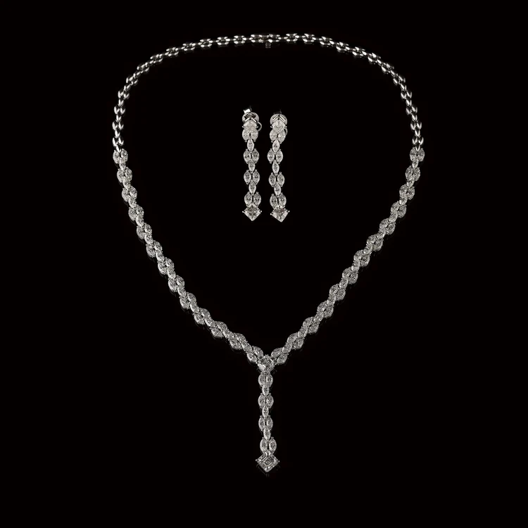 Setul creat de brandul exclusivist Pheres este estimat la 150.000 de euro și cuprinde un colier și cercei decorați cu 115 diamante