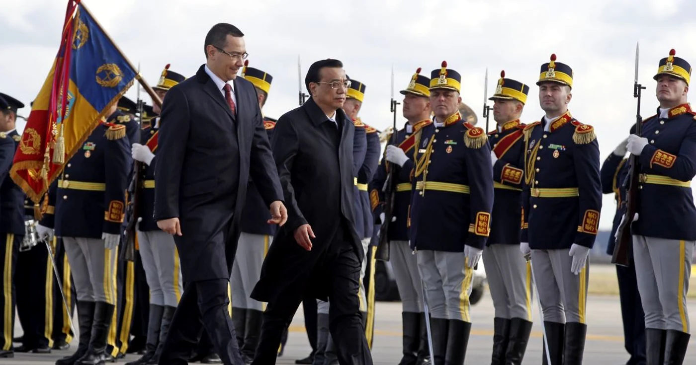 Premierul Victor Ponta l-a aşteptat la scara avionului pe omologul său din China, Li Kwqiang FOTO Reuters