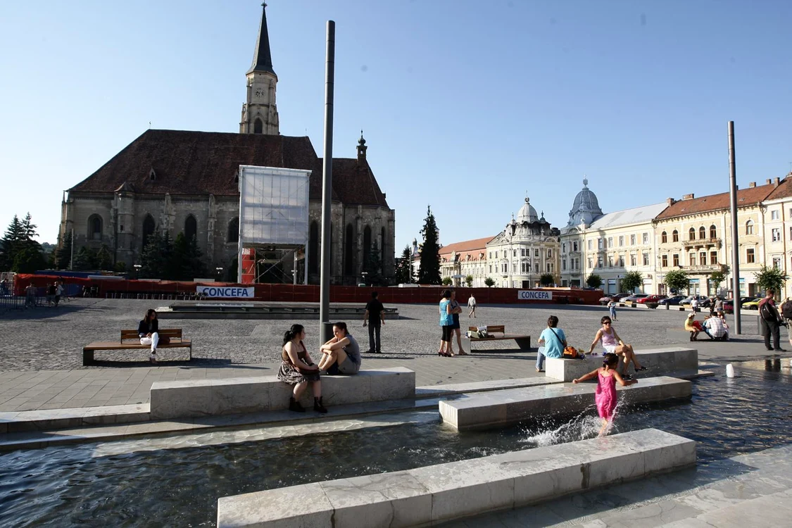 În Piaţa Unirii, va avea loc o prezentare de meşteşuguri, jocuri şi tradiţii ale comunităţilor din Cluj. 