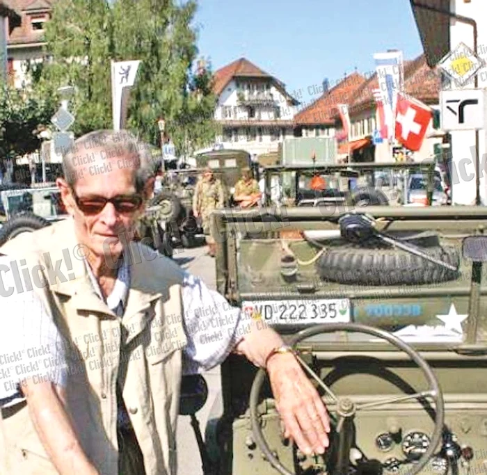 
    Regele Mihai a pozat  mândru lângă “bijuteria” sa pe patru roţi  
