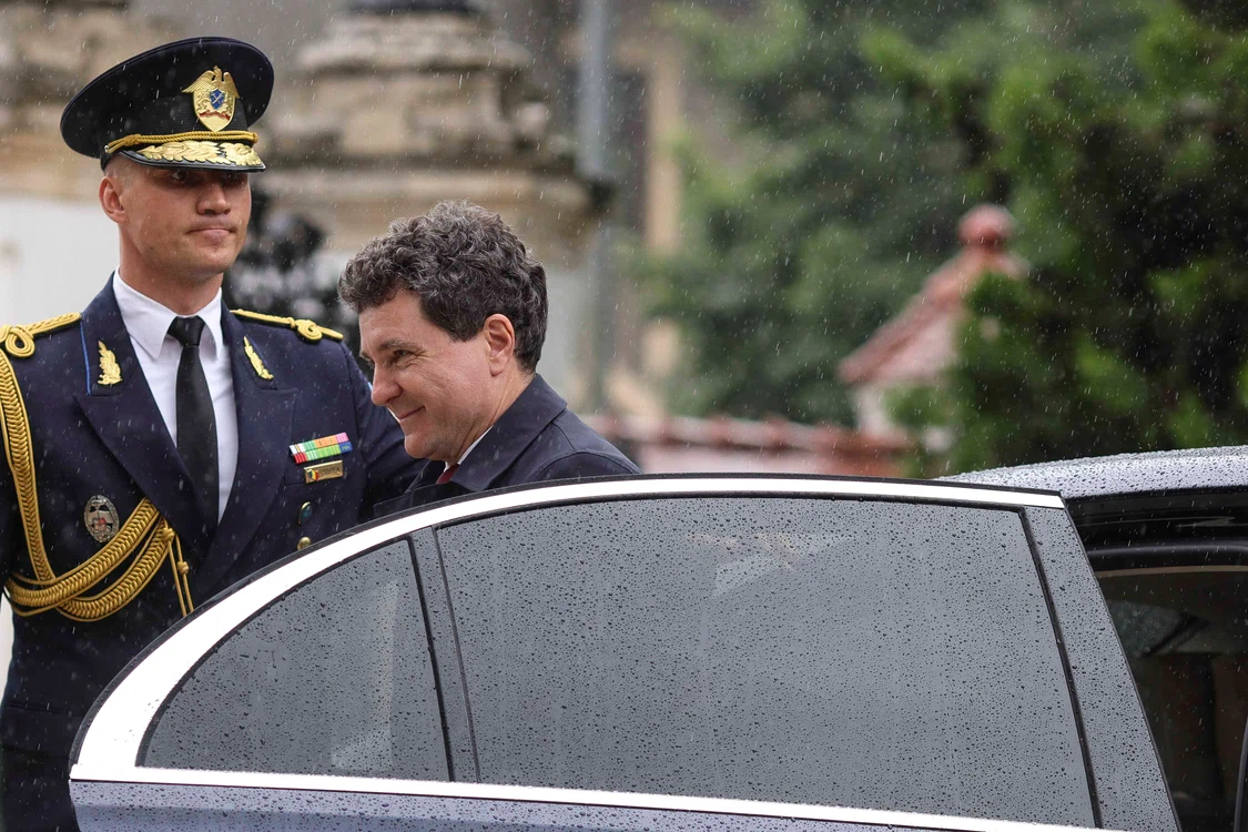 Președintele României Nicușor Dan sosește la Palatul Cotroceni după ce a depus jurământul în Parlamentul României, în București. FOTO Inquam Photos / Octav Ganea