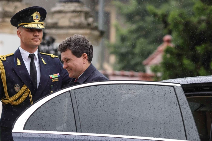 Preşedintele Nicusor Dan greşeşte când crede că poate rezolva totul de la Cotroceni
