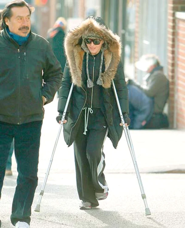 Nu lasă cârjele nici când merge la sală (Fotografii: Guliver/Splashnews/Instagram)