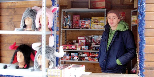 Mircea Chirilă vinde jucării şi produse specifice sărbătorilor, fiind singurul comerciant din târg