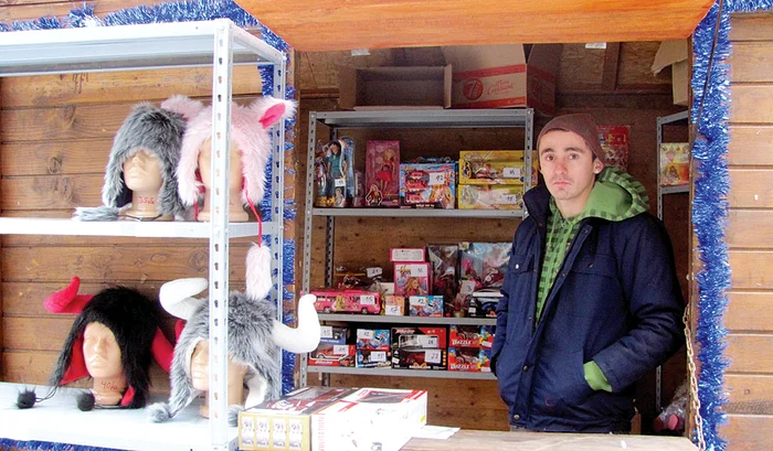 Mircea Chirilă vinde jucării şi produse specifice sărbătorilor, fiind singurul comerciant din târg